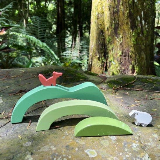 Fajáték Zöldellő dombok róka és bárány figurával - Tender Leaf Toys